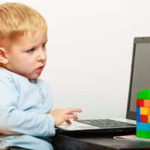 La infancia, el uso de aparatos tecnológicos y el lugar del juego