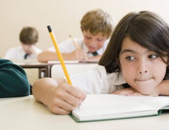 No llega a copiar del pizarrón