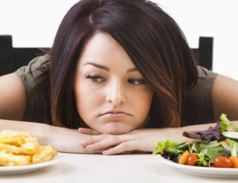 La culpa también se digiere: el tabú de comer a escondidas