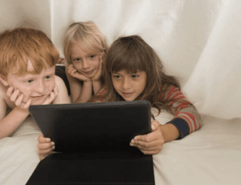 Pantallas, sueño y hormonas: el triángulo invisible en la infancia